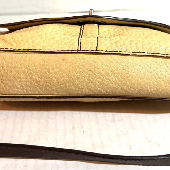 Coach vintage Elegant Cream Leather Crossbody Bag - Picture 8 of 9